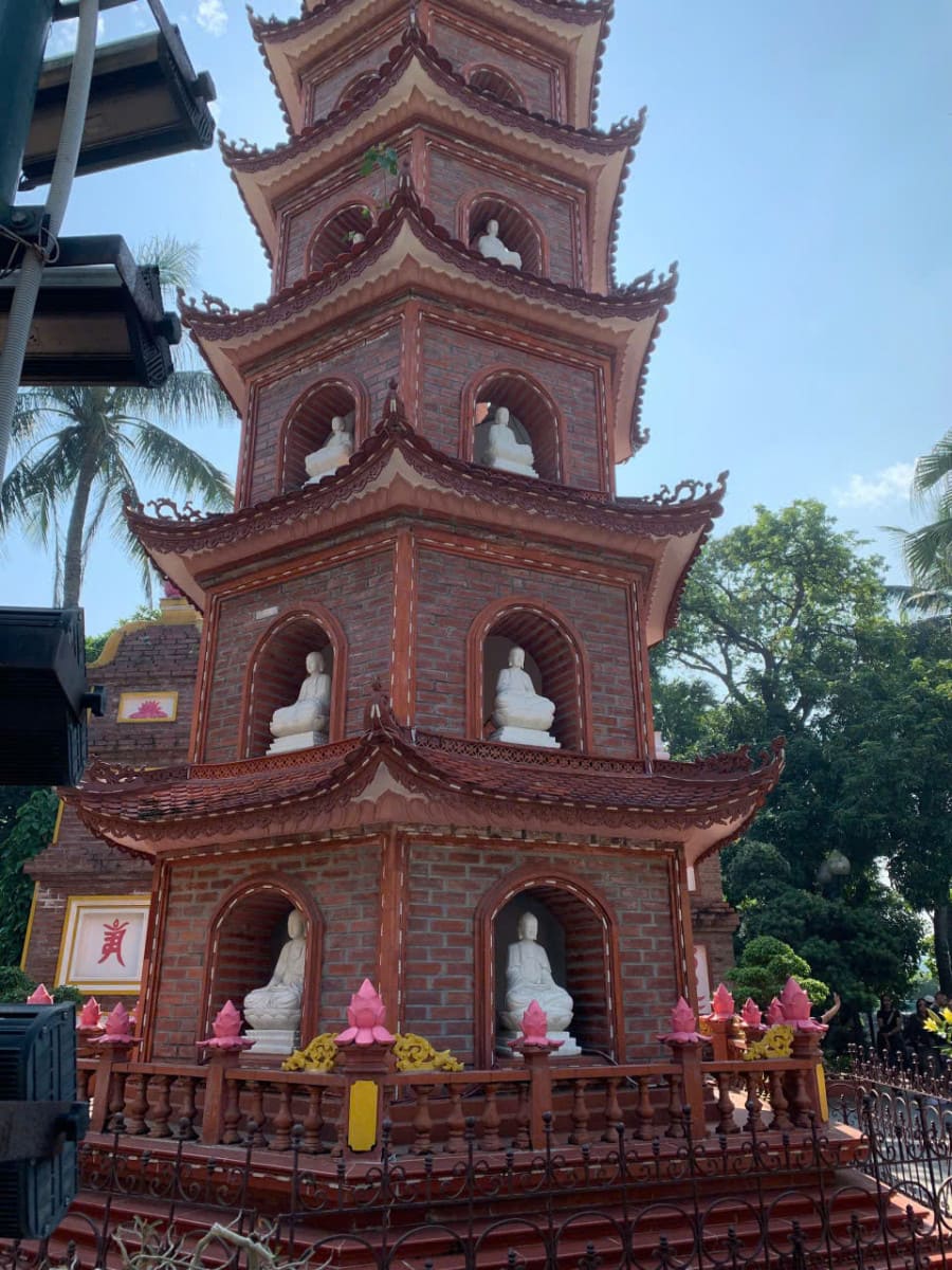 河內一日深度探索行程推薦｜火爐監獄遺址 × 一柱寺 × 西湖 × 民族學博物館