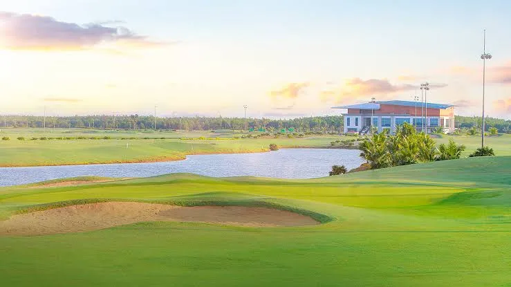 ロイヤル・ロンアン・ゴルフ＆ヴィラズ (Royal Long An Golf & Villas)
