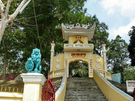 リンソン古寺 (Linh Son Co Tu)